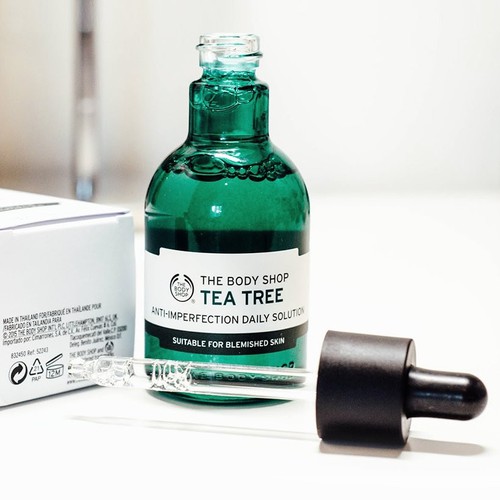 Tinh Chất Ngăn Ngừa Và Đánh Bay Mụn The Body Shop Tea Tree Anti - Imperfection Daily Solution 50Ml