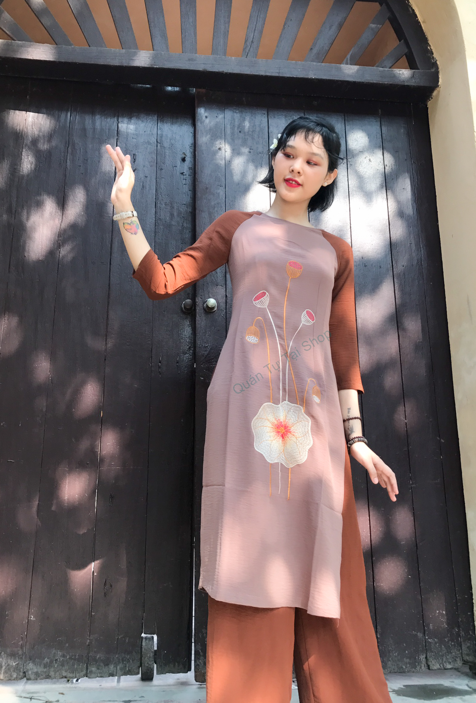 Áo dài đi chùa vải đũi thêu hoa sen