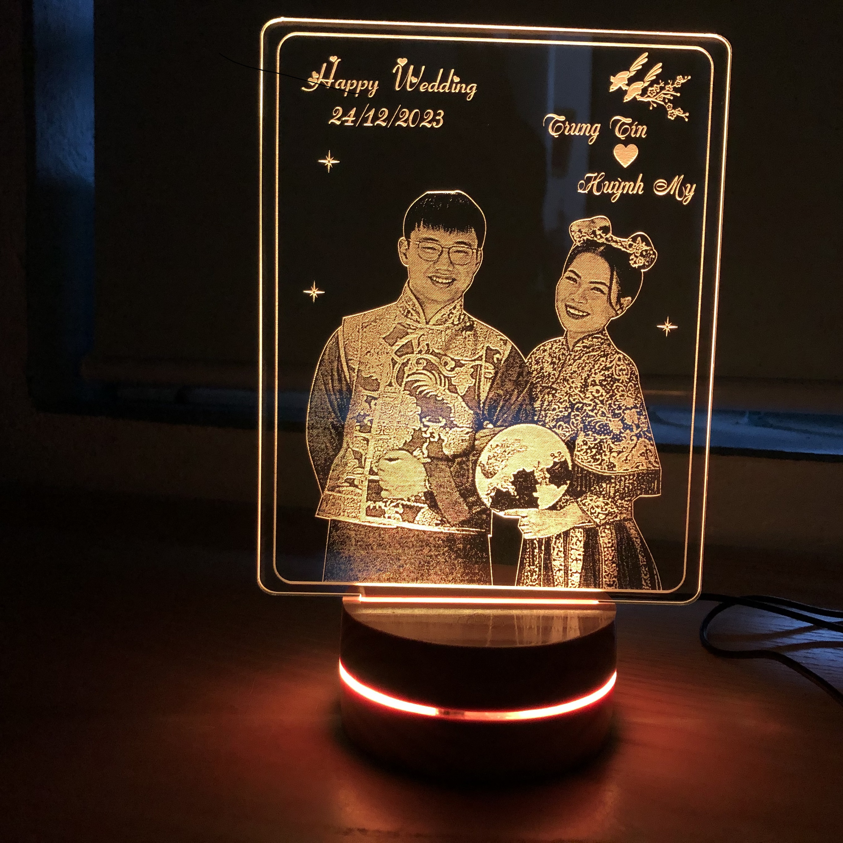Đèn led 3d khắc ảnh cưới - Quà tặng handmade bạn bè người thân ý nghĩa - Đế gỗ nhập khẩu có viền s