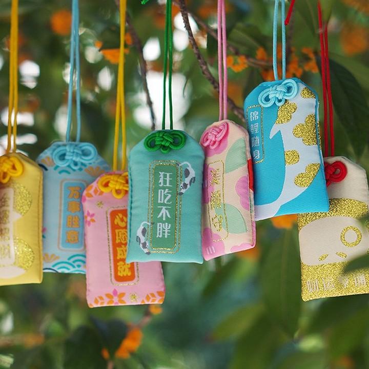 4 mẫu- Túi Phước May Mắn Omamori Túi gấm Omamori mèo may mắn nhiều mẫu nhiều màutúi gấm may mắn thích hợp làm quà tặng cho bạn bè và người thânRing ngay túi gấm may mắn về bổ sung cho bộ sưu tập cosplay của bạn nhétúi gấm may mắn đang hot trên thị trường và được các bạn trẻ vô cùng yêu thích.túi gấm may mắn cập nhật theo mốt mới nhất và update thường xuyênQuà tặng đặc biệt dành cho các fan