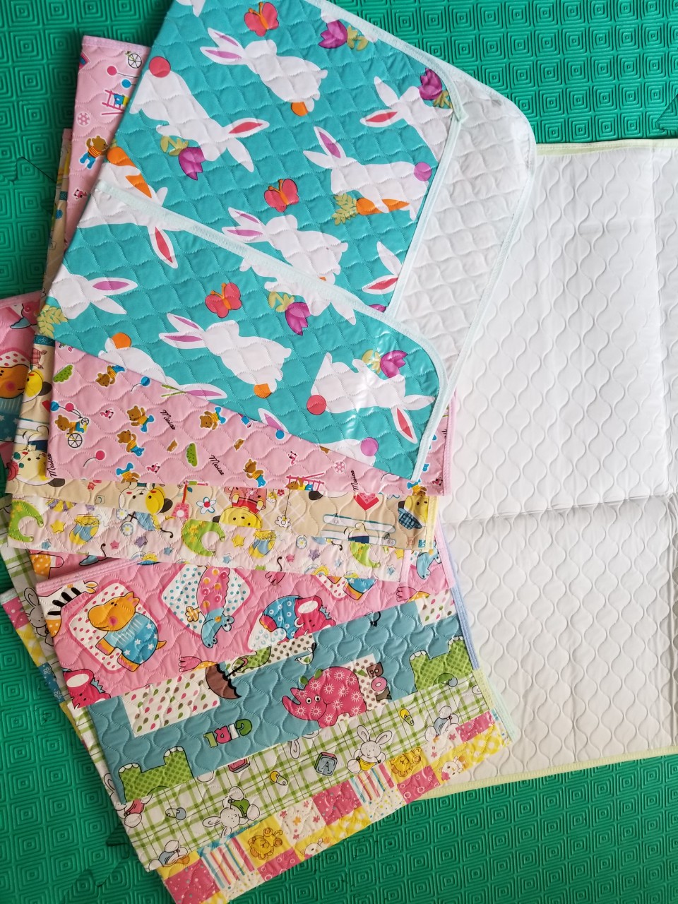 Tấm lót chống thấm giặt được kích thướt 70*70cm dùng lót cho bé