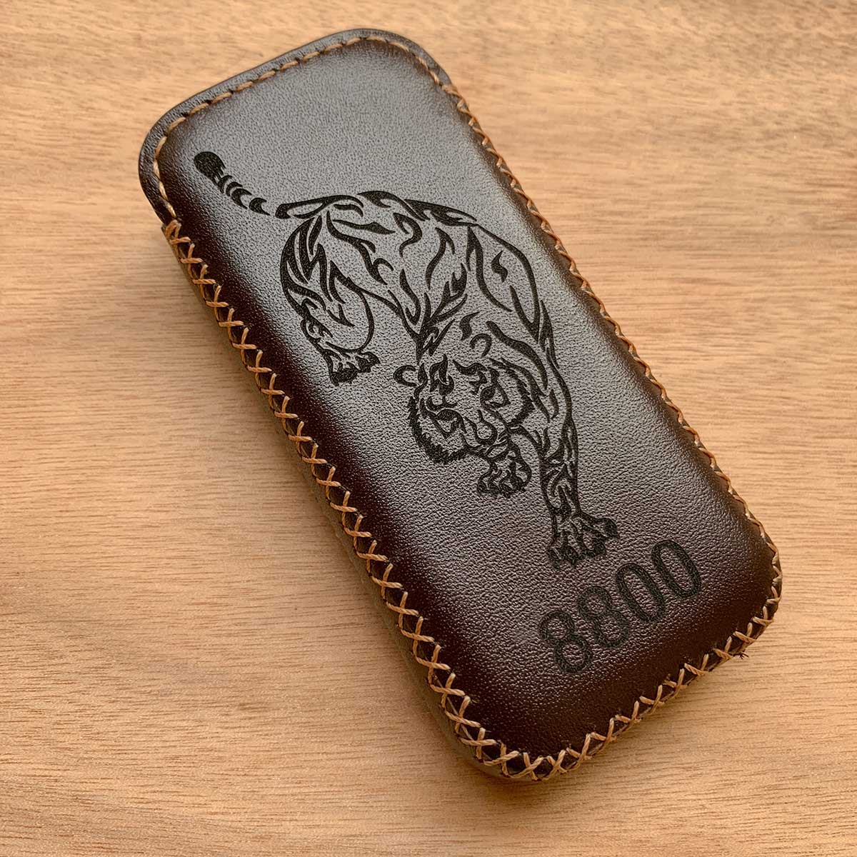 Bao da Nokia 8800 màu Nâu khắc hình hổ - Bao điện thoại handmade da thật