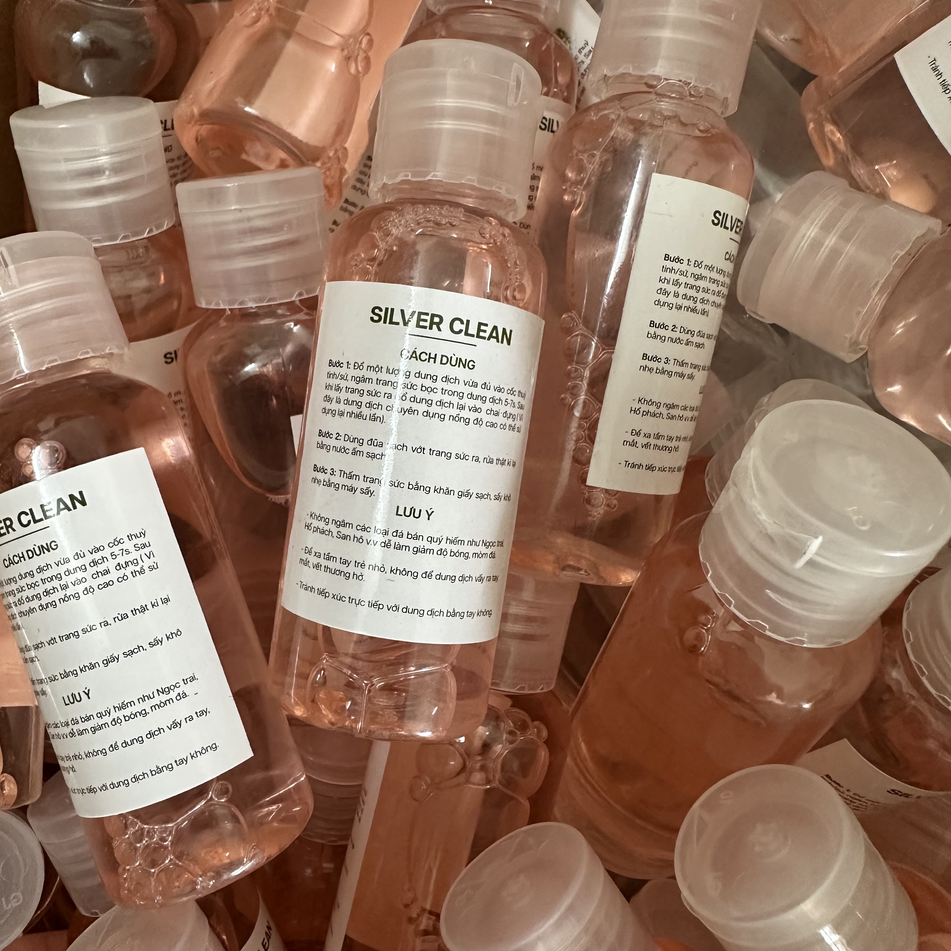 Combo Nước Làm Sáng Trang Sức Vàng Bạc 50ml Và Khăn Lau Làm Sáng Trang Sức LORA Dùng Hơn 50 Lần