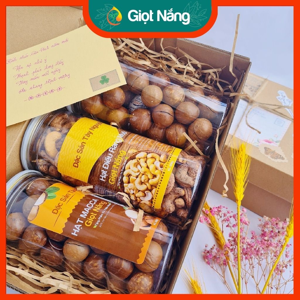 Bộ quà tặng Combo Đủ Đầy gồm 1Kg Hạt Mắc Ca Đăk Lăk và 0.5kg Hạt Điều Rang Muối Xếp Hoa từ Nông sản 