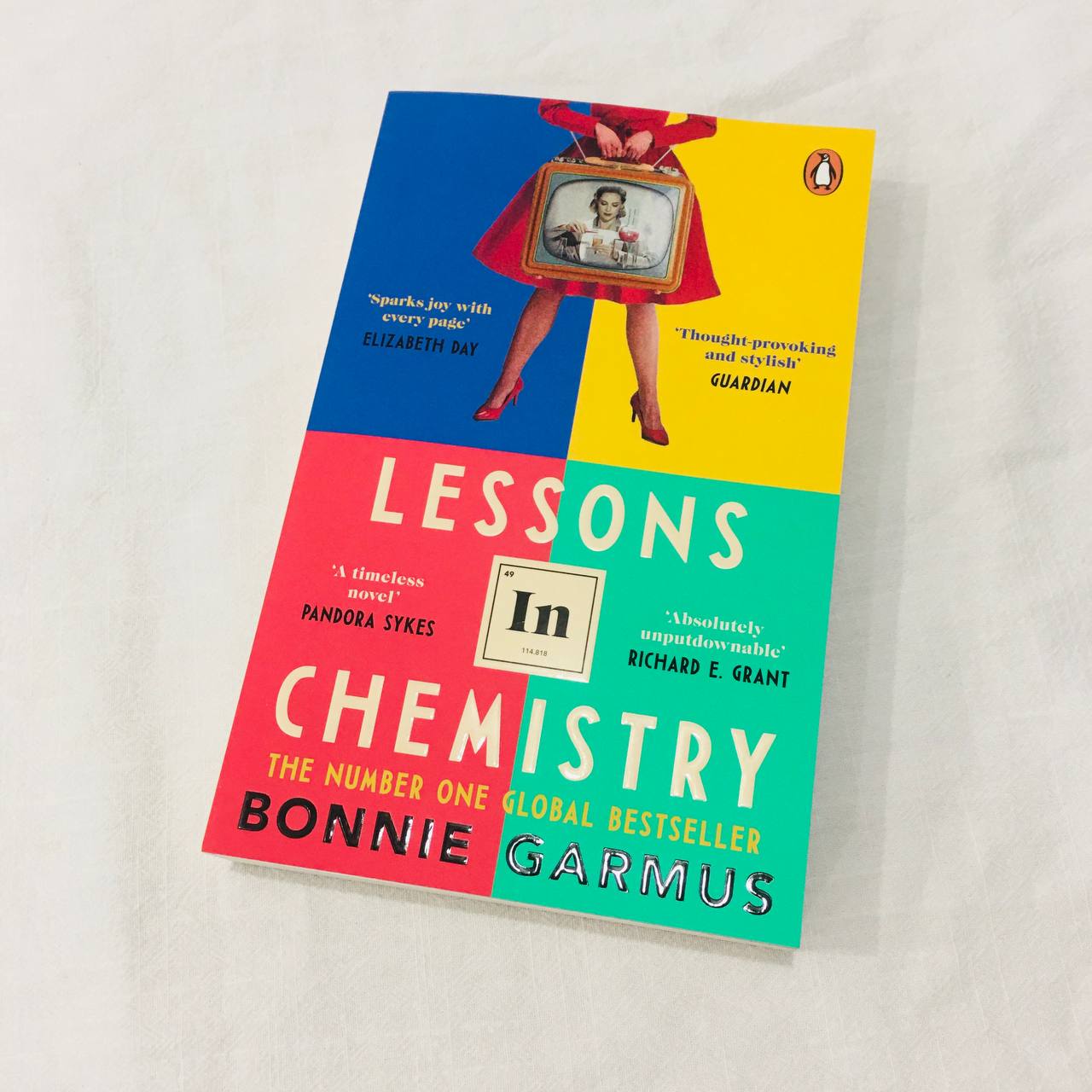 Sách Lessons in Chemistry by Bonnie Garmus