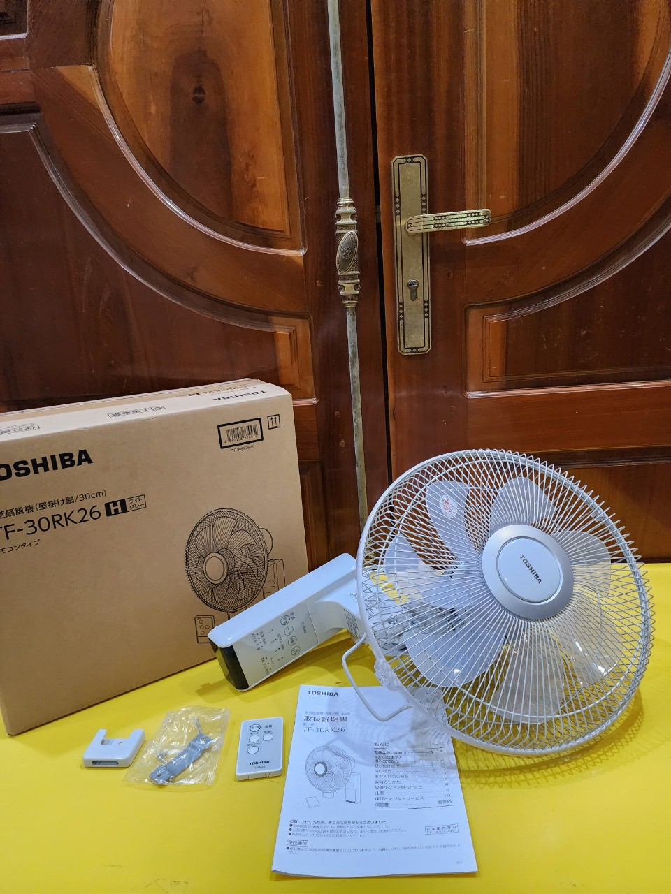 Quạt treo tường nội địa Nhật Toshiba TF-30RK26 cánh 30cm có điều khiển từ xa (NEW)