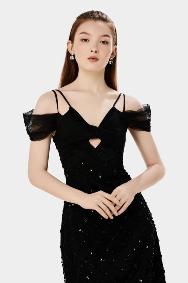 Đầm Đen Cúp Ngực Tay Cách Điệu AT MODA DE LITA