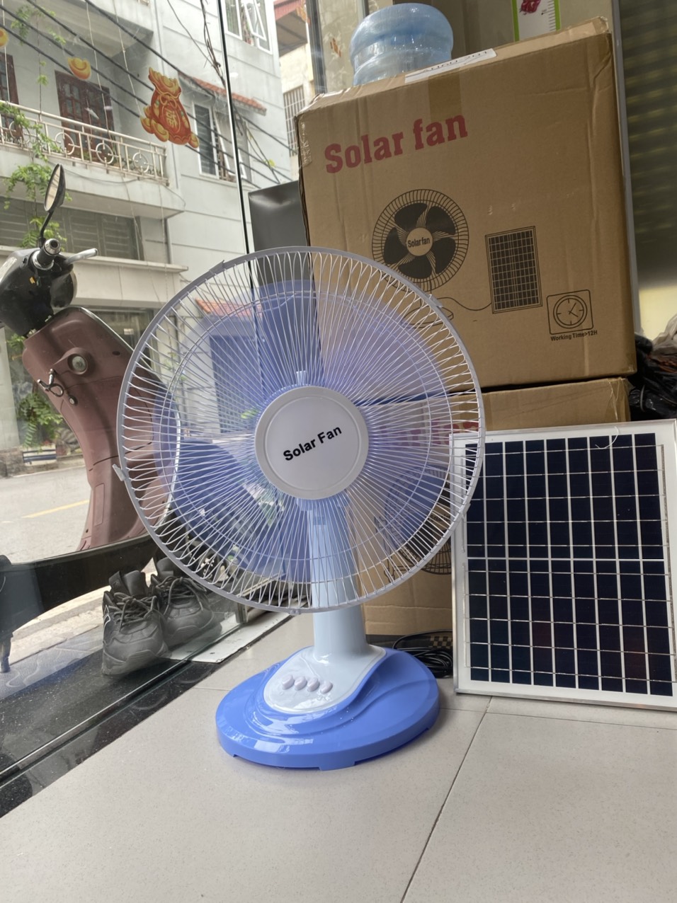 Quạt tích điện Solar fan 138 để bàn. Quạt Tích Điện Năng Lượng Mặt Trời Solar Fan Có Pin Trâu Chạy 1