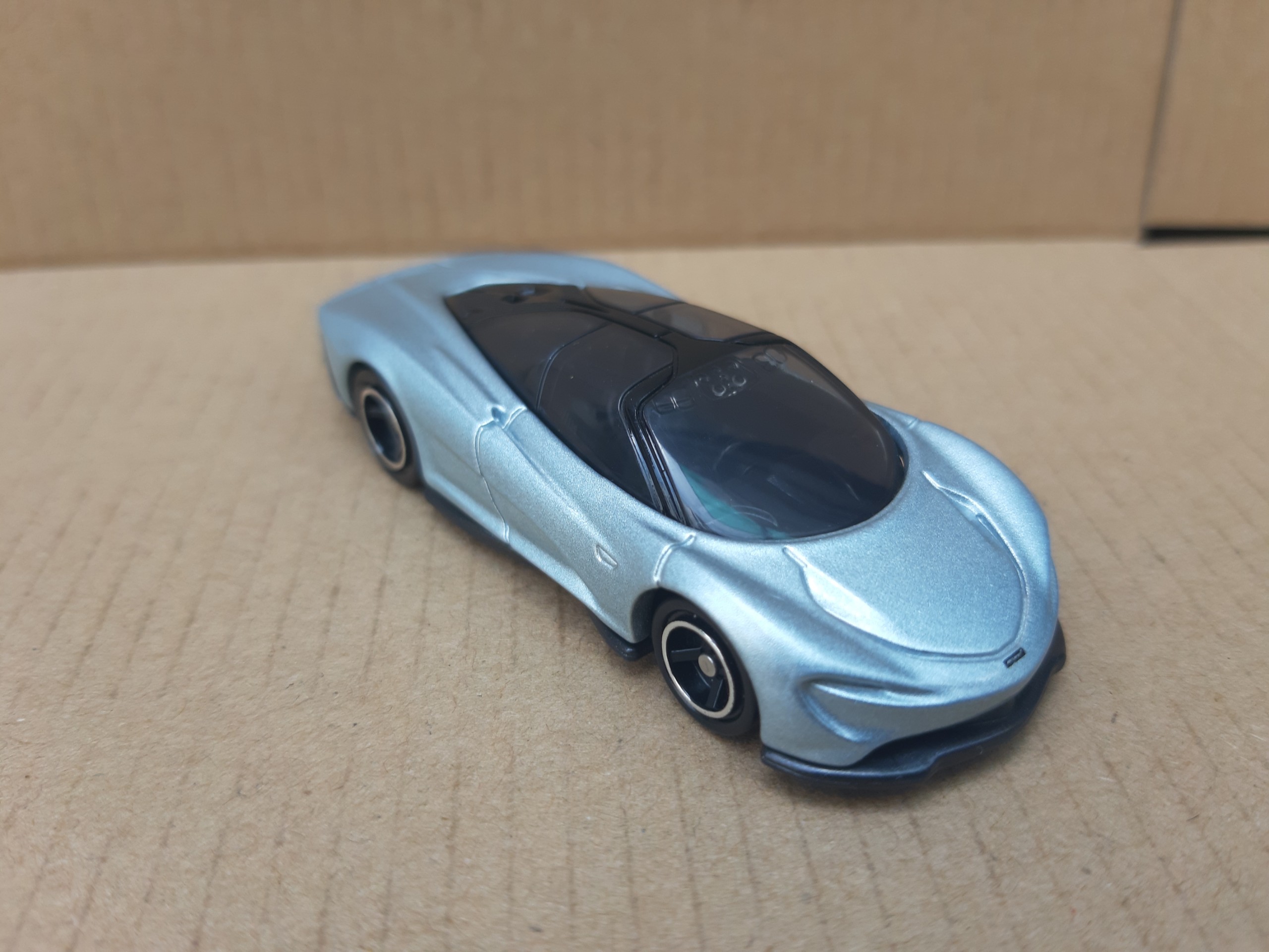 Thanh lý xe mô hình Tomica (Bị rộp sơn nhẹ) - Siêu xe Tomica MCLaren Speedtail màu xám bạc giá rẻ ch