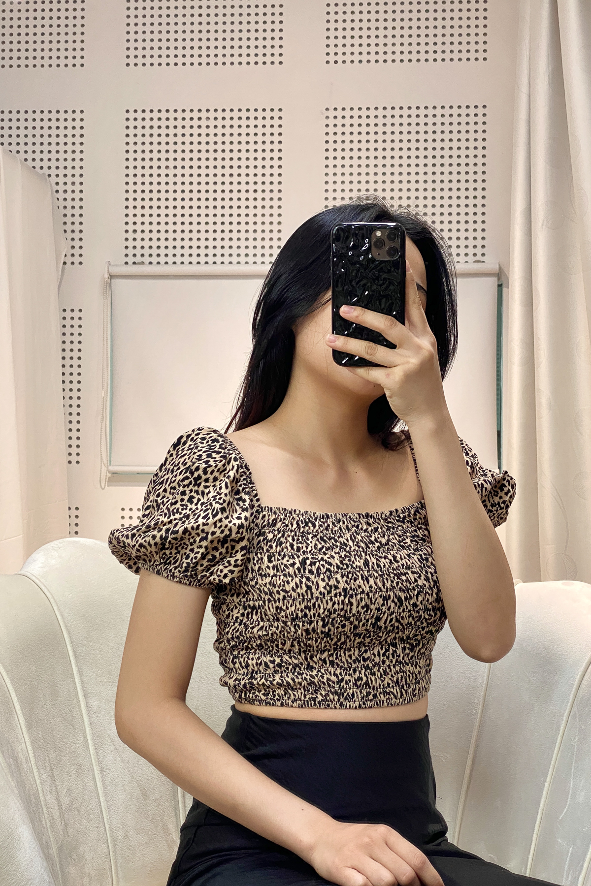 [NHẬP MÃ NOVFALAZSOCIAL02 GIẢM 40K ĐƠN 199K  ]  Áo Maybi croptop ôm lụa họa tiết đen nền nâu tay ngắ