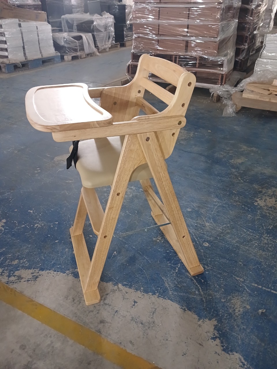 Ghế ăn bột cho em bé 48*50*82 cm gỗ cao su đẹp bền chịu nước không thấm bề mặt đã qua xử lý bền hơn gỗ thông và MDF. cps dây dai nịt giữ an toàn cho bé.