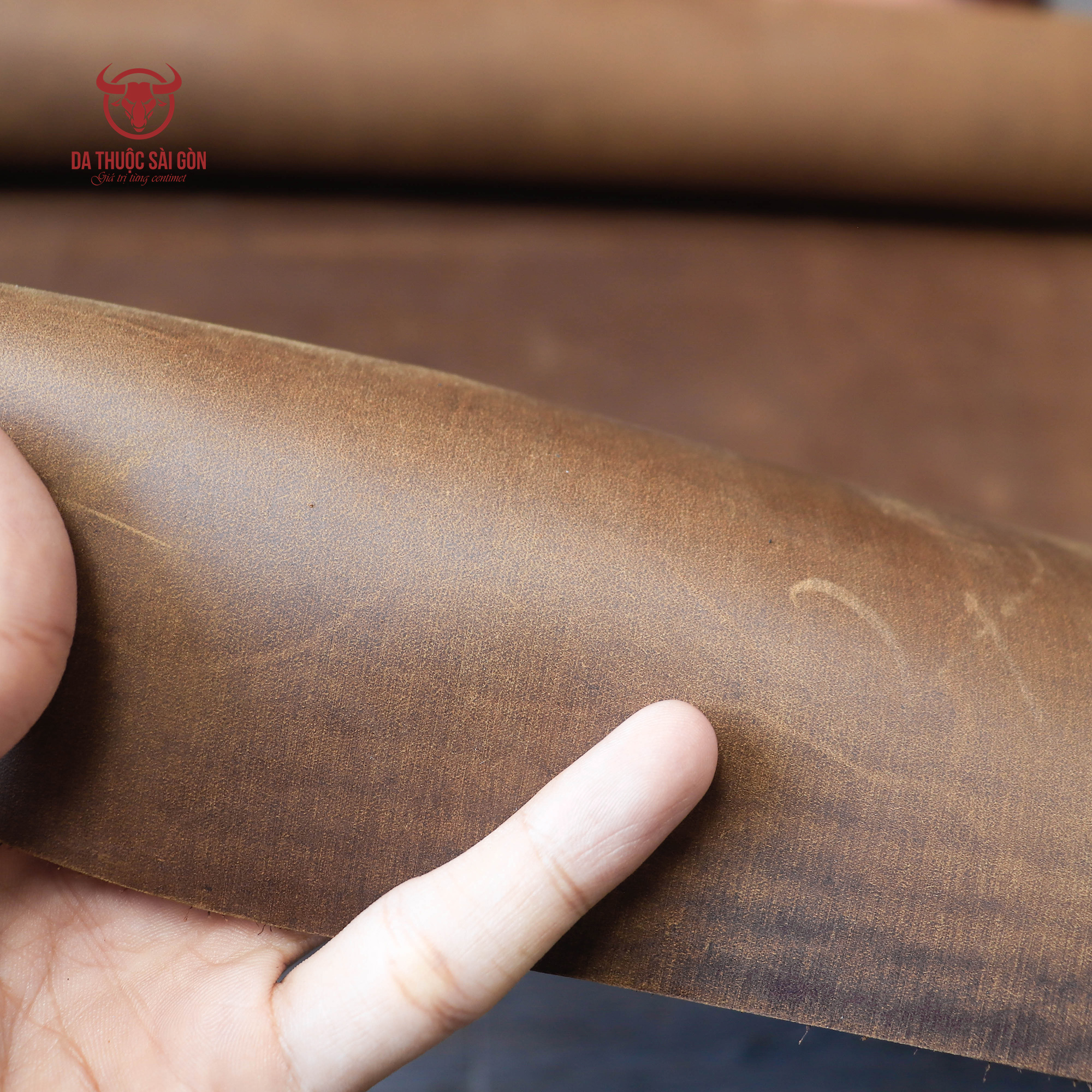 Da bò sáp ngựa điên cao cấp màu nâu hạt dẻ thương hiệu Da Thuộc Sài Gòn chất da đanh dẻo độ dày 1.6 mm - 1.8 mm phù hợp may túi xách ví da giày dép