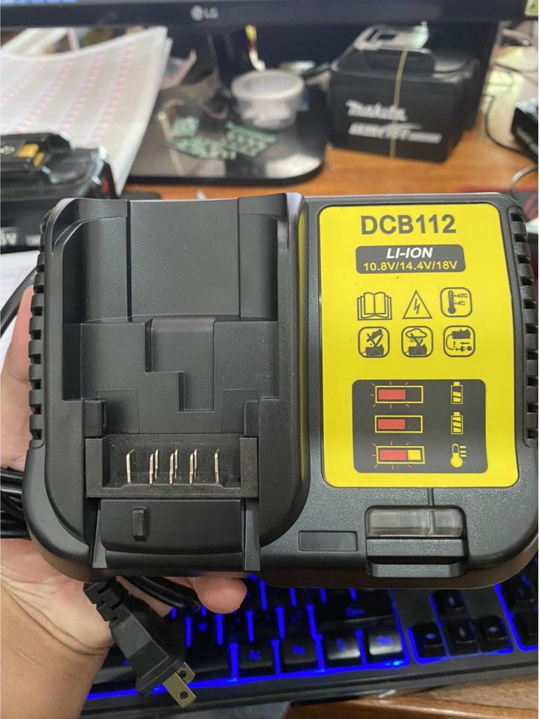 Sạc Dewalt DCB112- 2A  điện 220v Sạc linh kiện sạc cho pin zin Dewalt. TMinn Shop