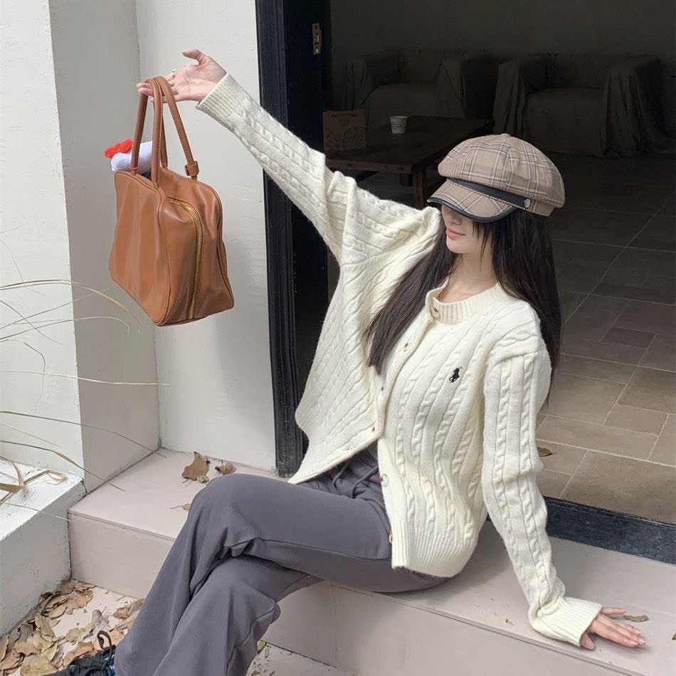 Áo Khoác Cardigan Len Vặn Thừng Khuy To Thêu Họa Tiết Con Ngựa Thời Trang Cho Nữ