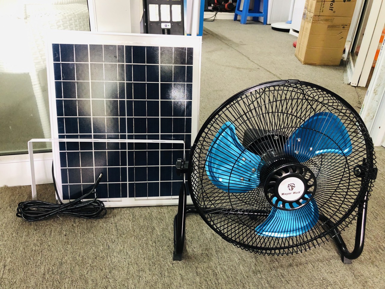 BẢO HÀNH 1 NĂM- Quạt tích điện năng lượng mặt trời cánh kim loại Solar Fan 14 inch dạng nằm chân quỳ