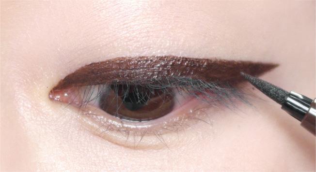 Bút kẻ mắt nước lâu trôi INNISFREE Powerproof Brush Liner-Nâu 0.6g