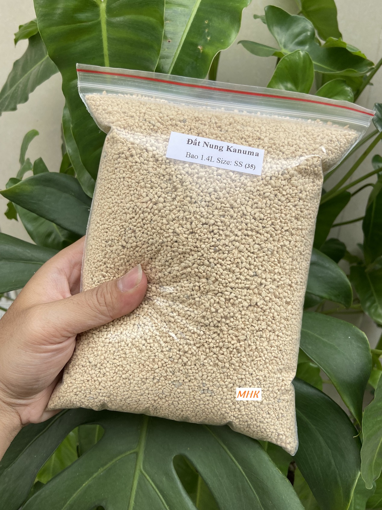 Đất núi lửa KANUMA rãi mặt chậu  trồng Xương rồng  sen đá  Bonsai  Đỗ Quyên! Túi lẻ 1.4 Lit !