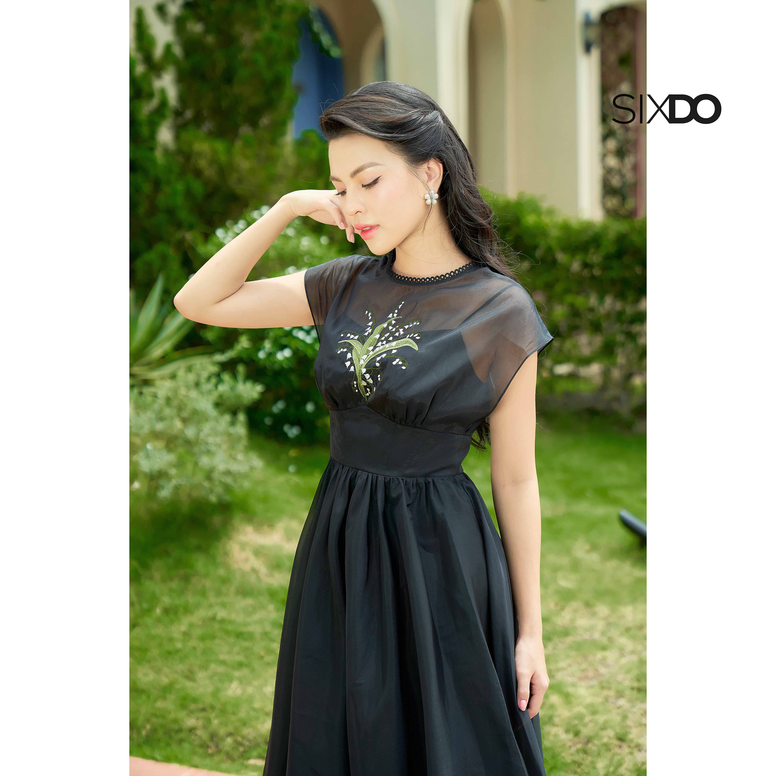 Đầm đen tơ organza thêu hoa SIXDO (Black Midi Dress With Embroidered Flower)