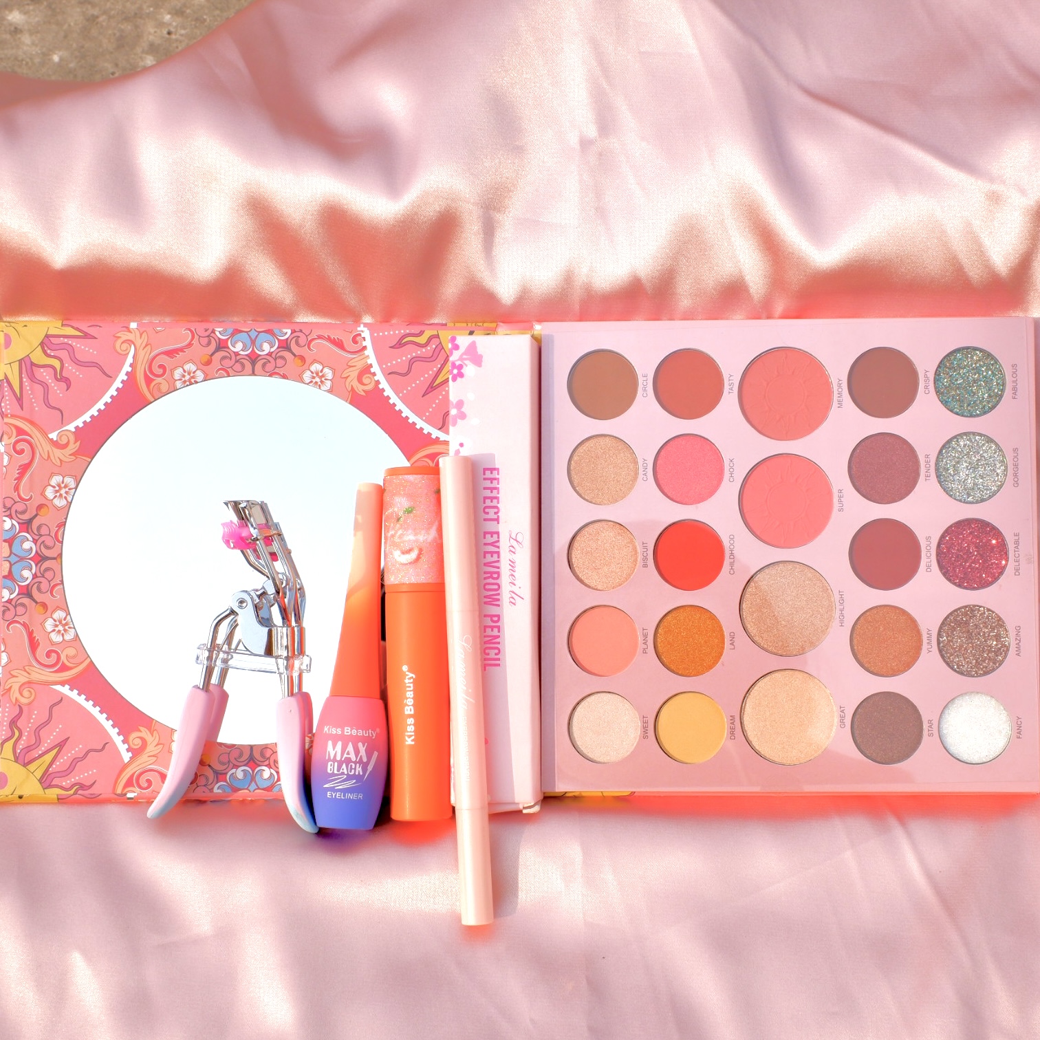 [HCM][Peachy Sis] Bộ trang điểm mắt cá nhân KISS BEAUTY Bảng phấn mắt thần thánh 24 màu+Bút kẻ lông mày+Kẻ mắt dạng lỏng + Mascara + Dụng cụ uốn mi(Có quà tặng miễn phí)