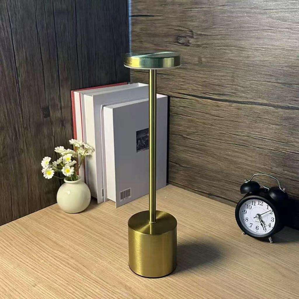Đèn LED cảm ứng ba màu bằng sắt kim loại thay đổi công việc đọc sách học tập quán bar quán cà phê đèn bàn sạc