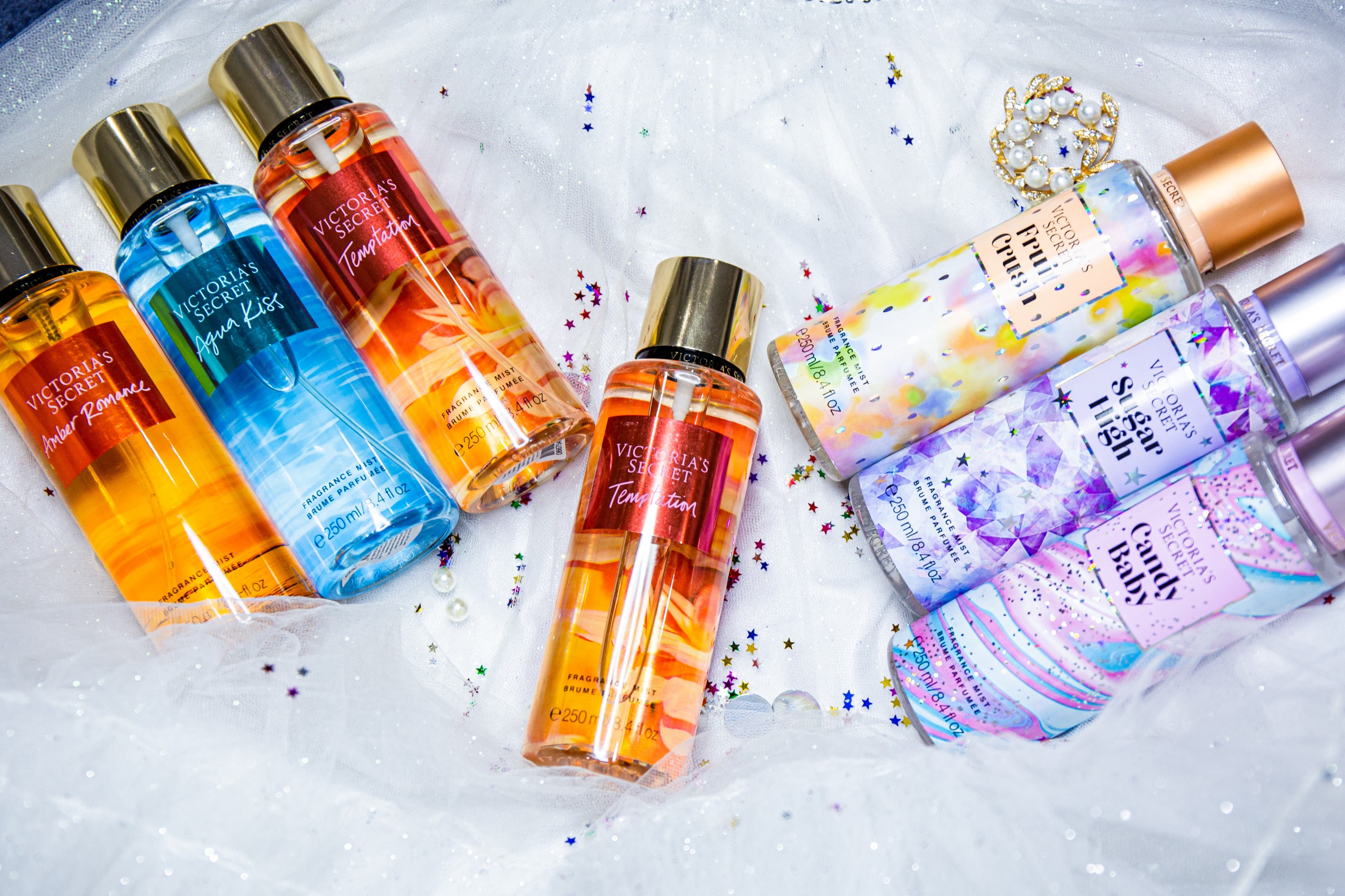 Victorias Secret body Mist Temptation thuộc nhóm hương hoa quả với sự kết hợp giữa hương táo tươi thơm ngọt hòa quyện cùng với hương hoa sứ hồng dịu dàng thanh thoát tạo cảm giác ngọt dịu ấm áp mà không hề nồng mùi hương. Đây là dòng body mist rất thí