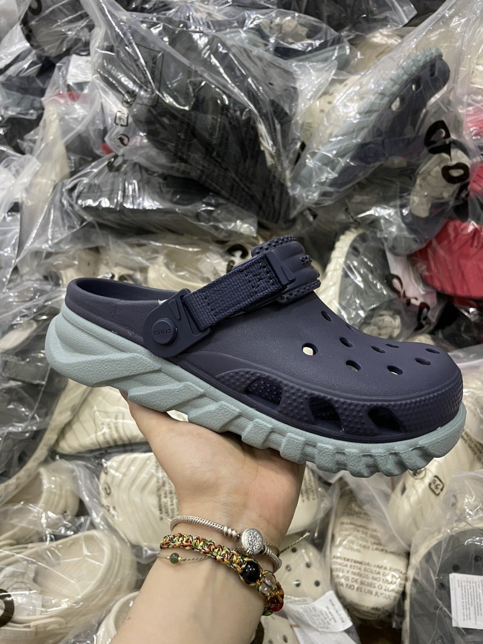 Dép Sục Crocs! Duet Max phiên bản 2025 (tặng kèm sticker)