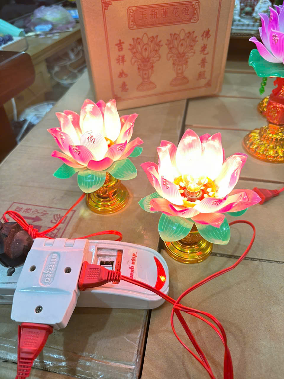 Một Cặp ( 2 cây) Đèn Thờ Điện Tử Sử Dụng Pin Trang Trí Bàn Thờ Phong Cách Rồng Phượng Tượng Trương Cho Tài Lộc May Mắn - Tặng Kèm 4 Cục pin