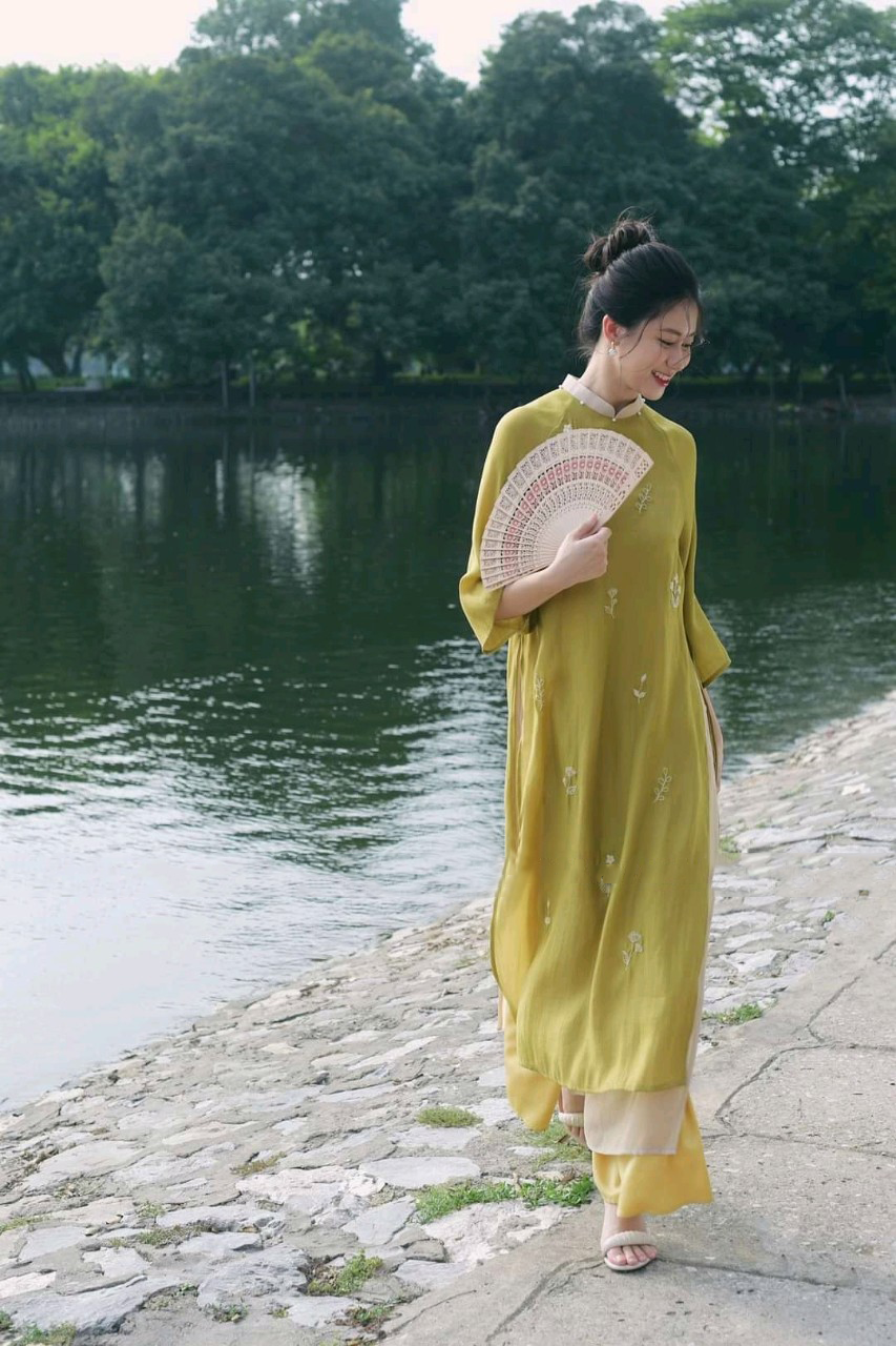 Áo dài cách tân nữ 4 tà dáng suông thiết kế thêu hoa nhí lắc tay cổ đính ngọc may sẵn, Áo dài Nhã La