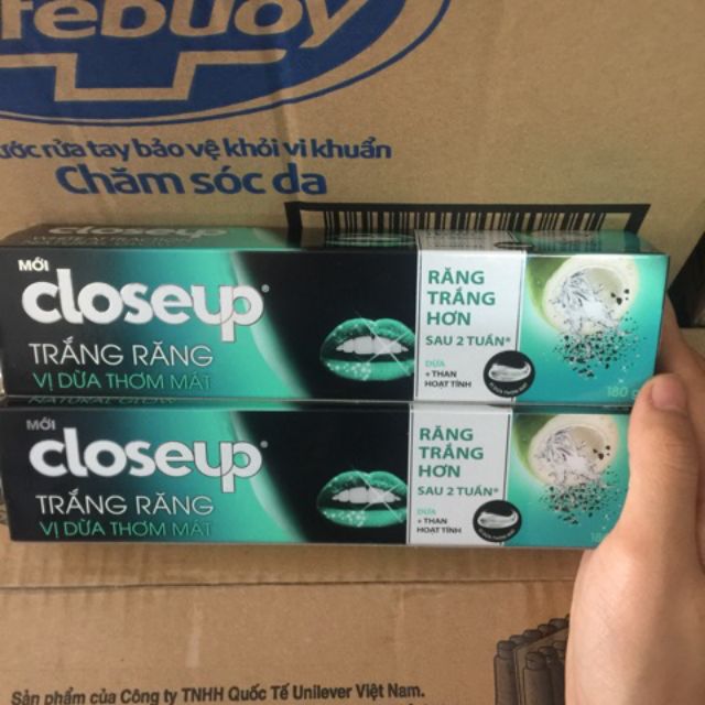 Kem đánh răng Closeup trắng răng dừa than hoạt tính 180g