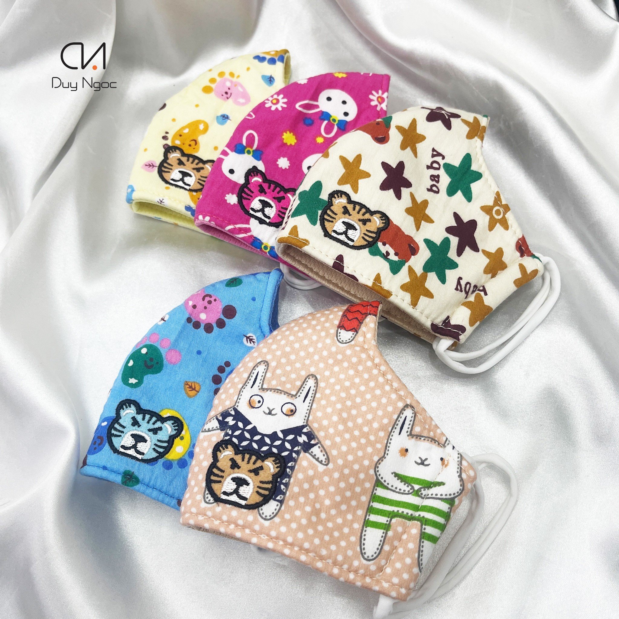 Khẩu trang vải trẻ em Duy Ngọc họa tiết Bông Thú Cho bé 3 đến 7 tuổi - Vải Cotton mềm 3 lớp thoáng khí dễ thở 7956