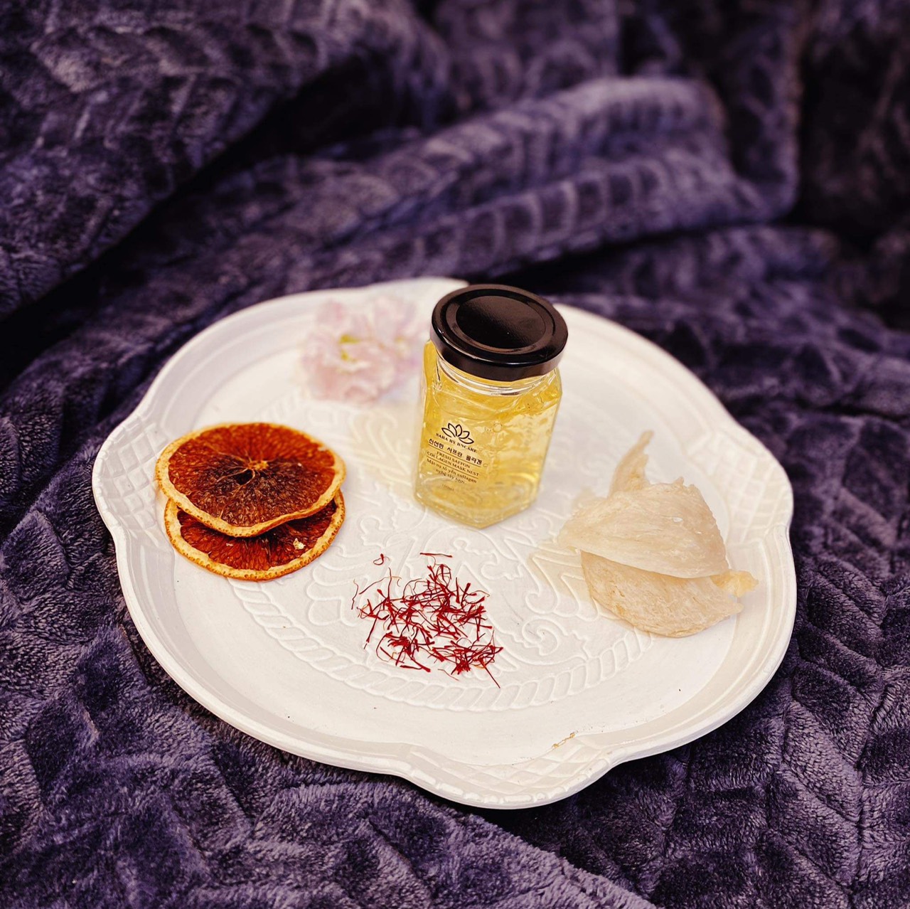 MẶT NẠ NGỦ YẾN GOLD SAFFRON NEST MASK – LÀM TRẮNG DA MỜ THÂM NÁM CHỐNG TIA UV SĂN CHẮC CHỐNG LÃO HÓA TRỊ MỤN LÀM DA HỒNG HÀO SÁNG MỊN.