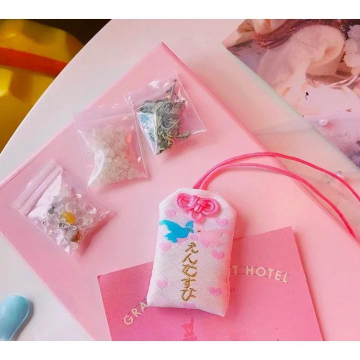 4 mẫu- Túi Phước May Mắn Omamori Túi gấm Omamori mèo may mắn nhiều mẫu nhiều màutúi gấm may mắn thích hợp làm quà tặng cho bạn bè và người thânRing ngay túi gấm may mắn về bổ sung cho bộ sưu tập cosplay của bạn nhétúi gấm may mắn đang hot trên thị trường và được các bạn trẻ vô cùng yêu thích.túi gấm may mắn cập nhật theo mốt mới nhất và update thường xuyênQuà tặng đặc biệt dành cho các fan