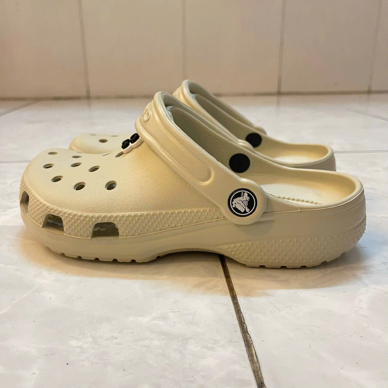 Dép sục crocs lỗi nhẹ màu kem cực đẹp SK hàng chính hãng có lỗi cắt đã được xử lý có tặng kèm sticke