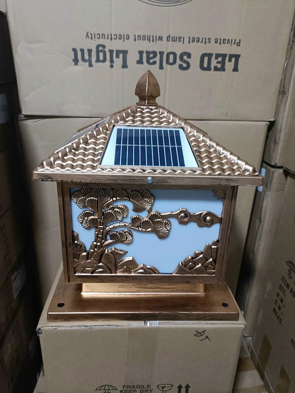 Đèn trụ cổng hàng rào năng lượng mặt trời kích thước 40x40 bằng hợp kim nhôm có điều khiển chỉnh màu sắc