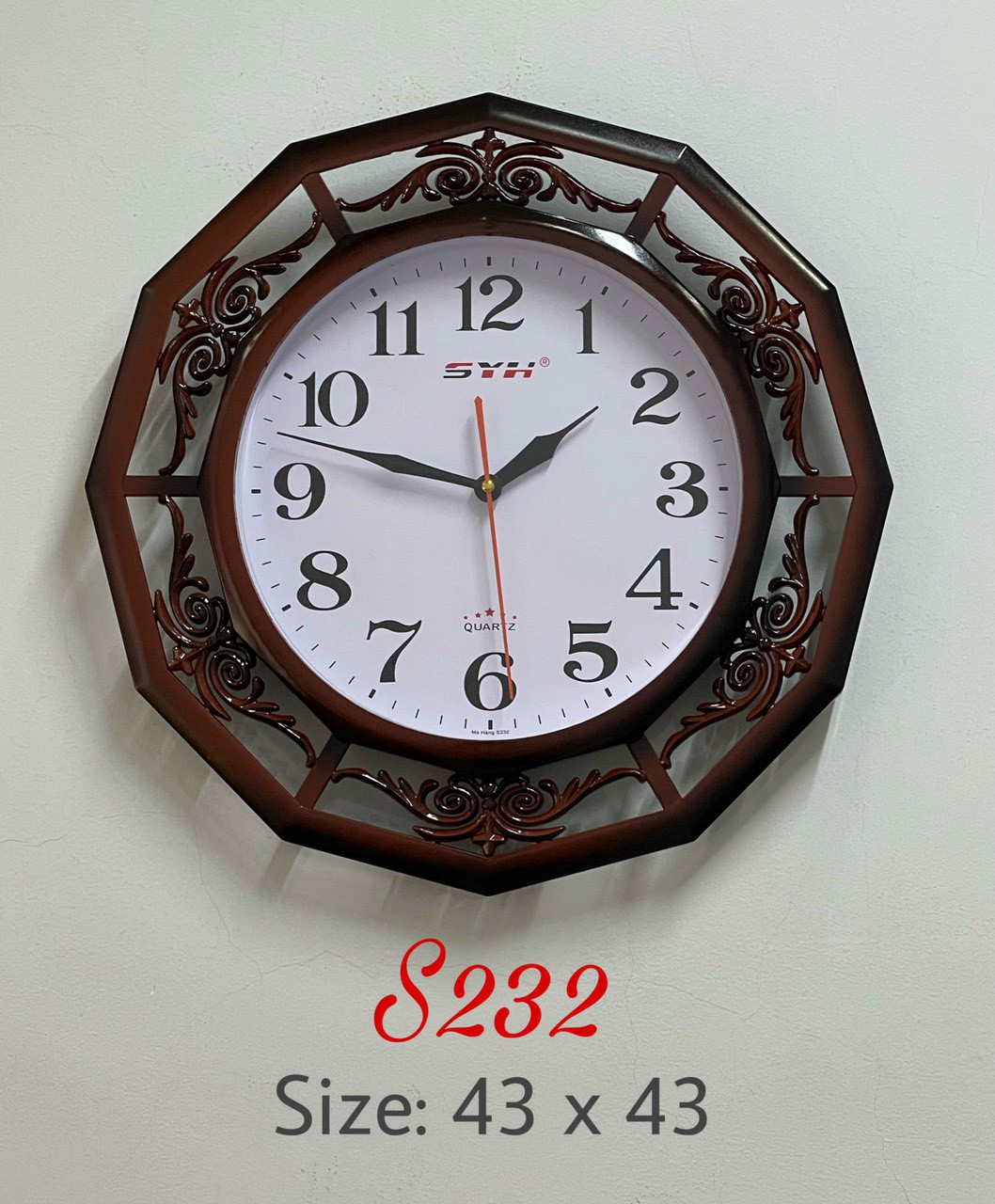 Đồng hồ treo tường khung nhựa viền hoa văn giả gỗ sang trọng phù hợp mọi không gian tô điểm cho ngôi