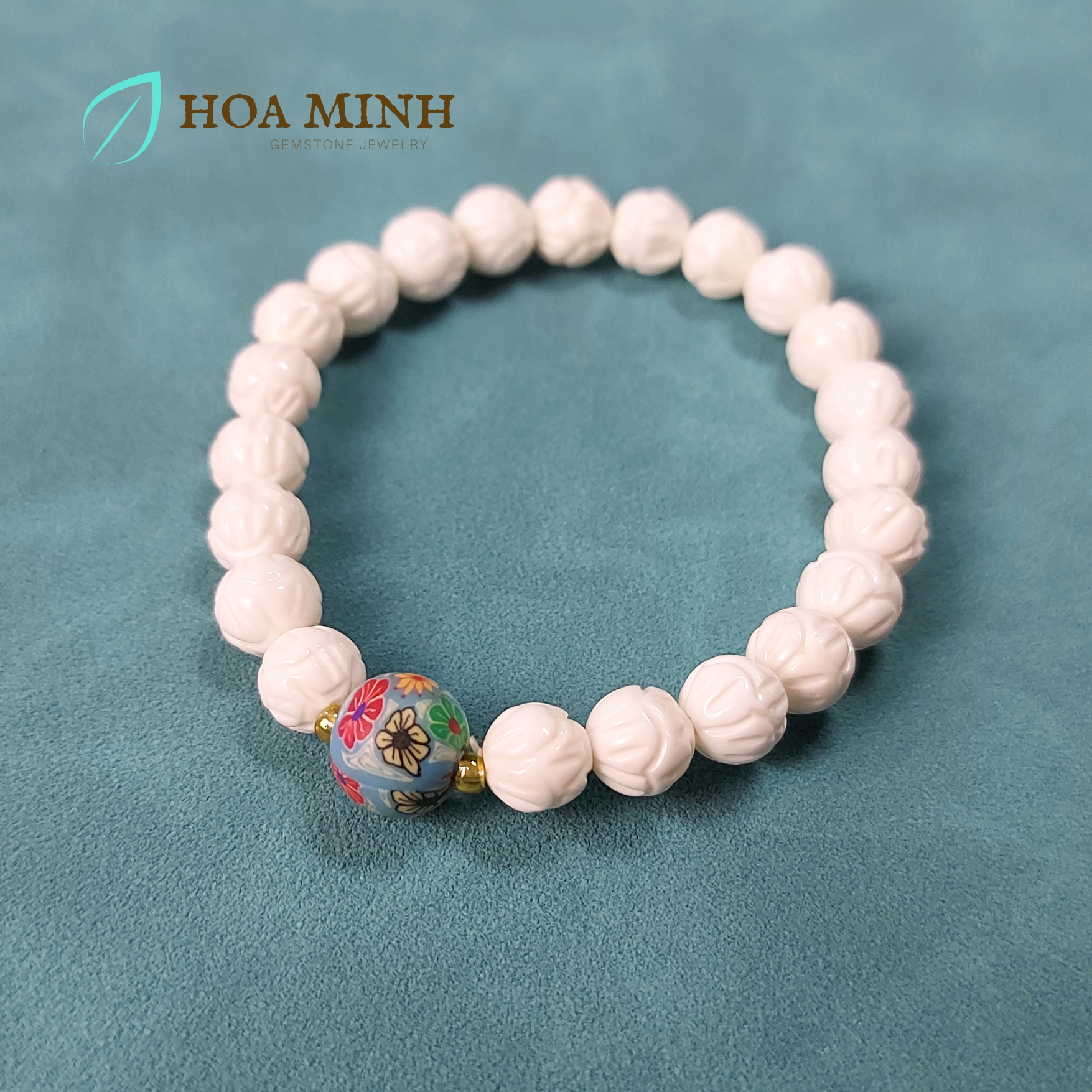 Vòng tay đá màu trắng chạm khác hoa sen size hạt 8 li phối viên hoa đất sét | Hoa Minh Gem