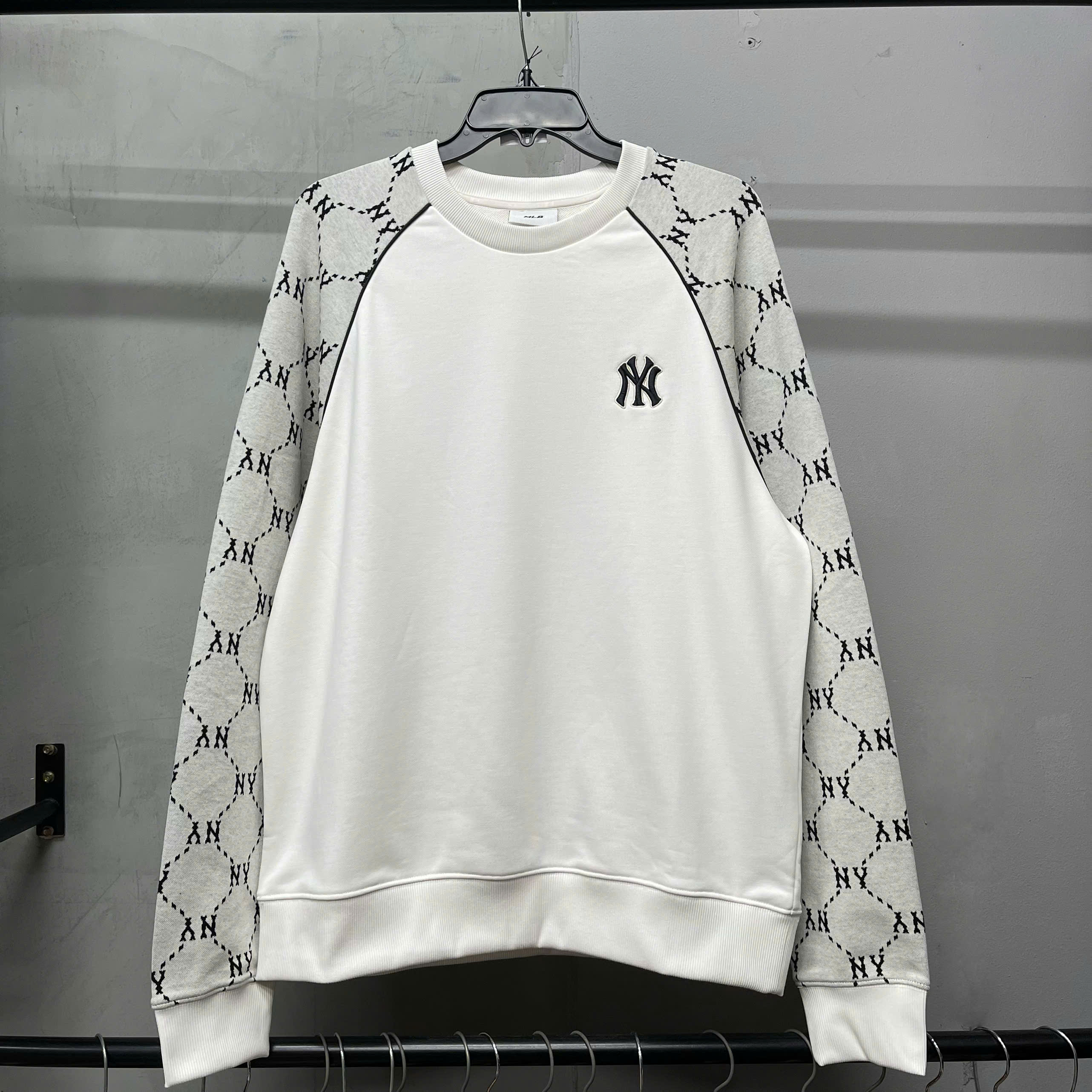 [Chính hãng] Áo Sweater MLB Monogram New York Yankees White Grey / Black Beige - 3AMTM1244