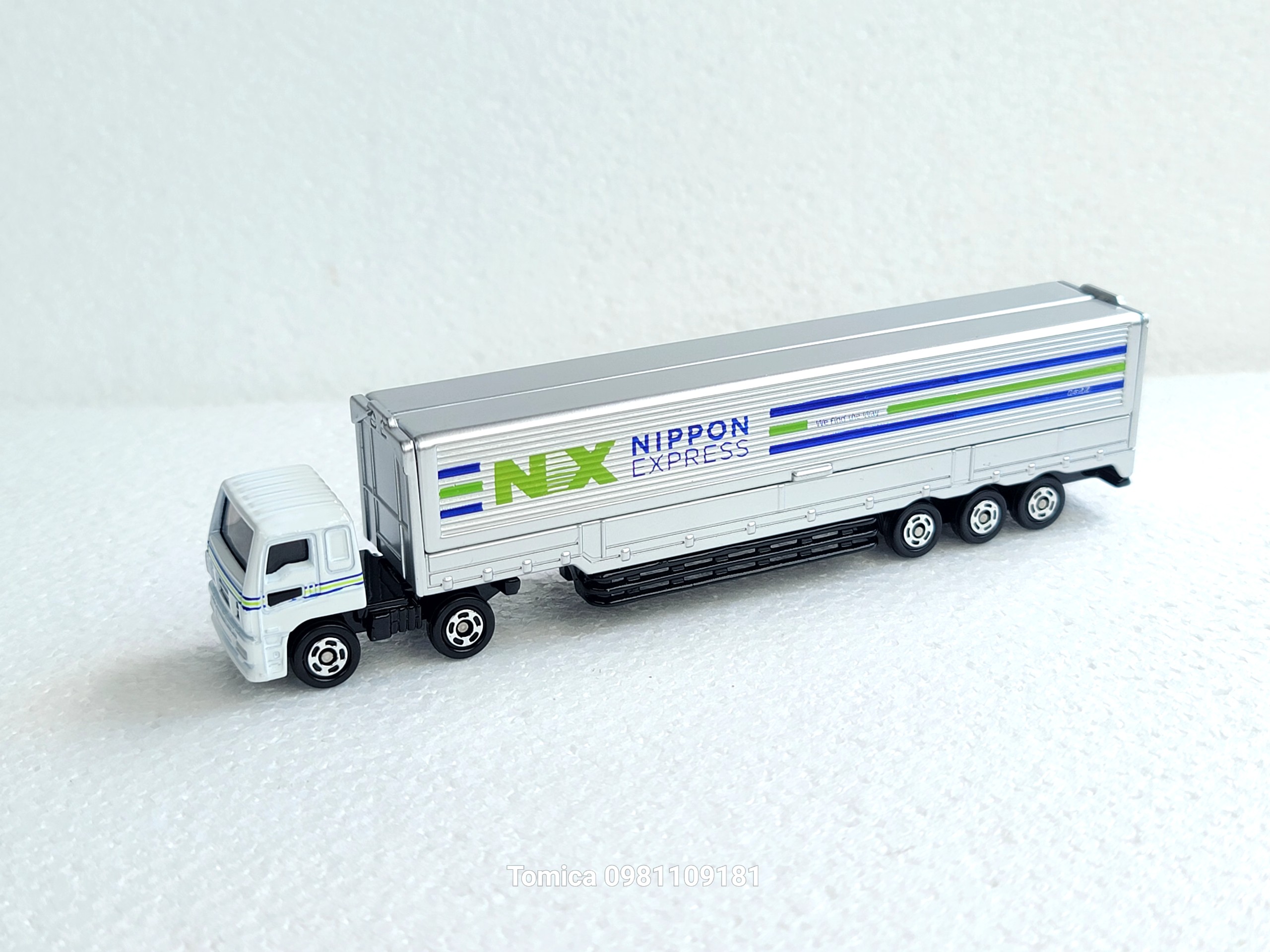 Xe mô hình Tomica (CH) - Xe dài 15cm - Xe tải NIPPON EXPRESS mở được cửa cánh bướm màu bac rất đẹp g
