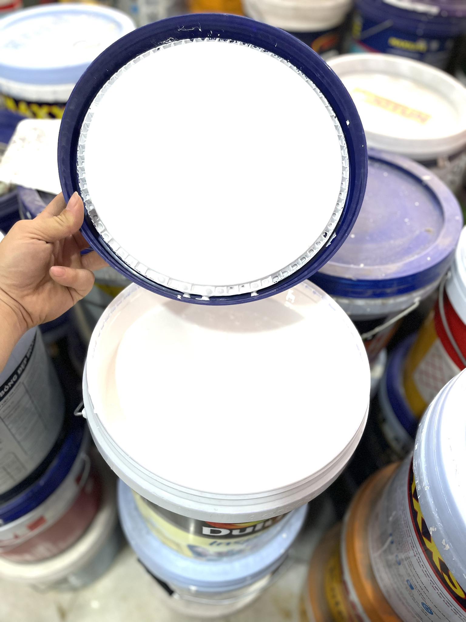 Sơn nước trong nhà cao cấp Dulux Inspire màu sắc bền đẹp thùng 18 Lít