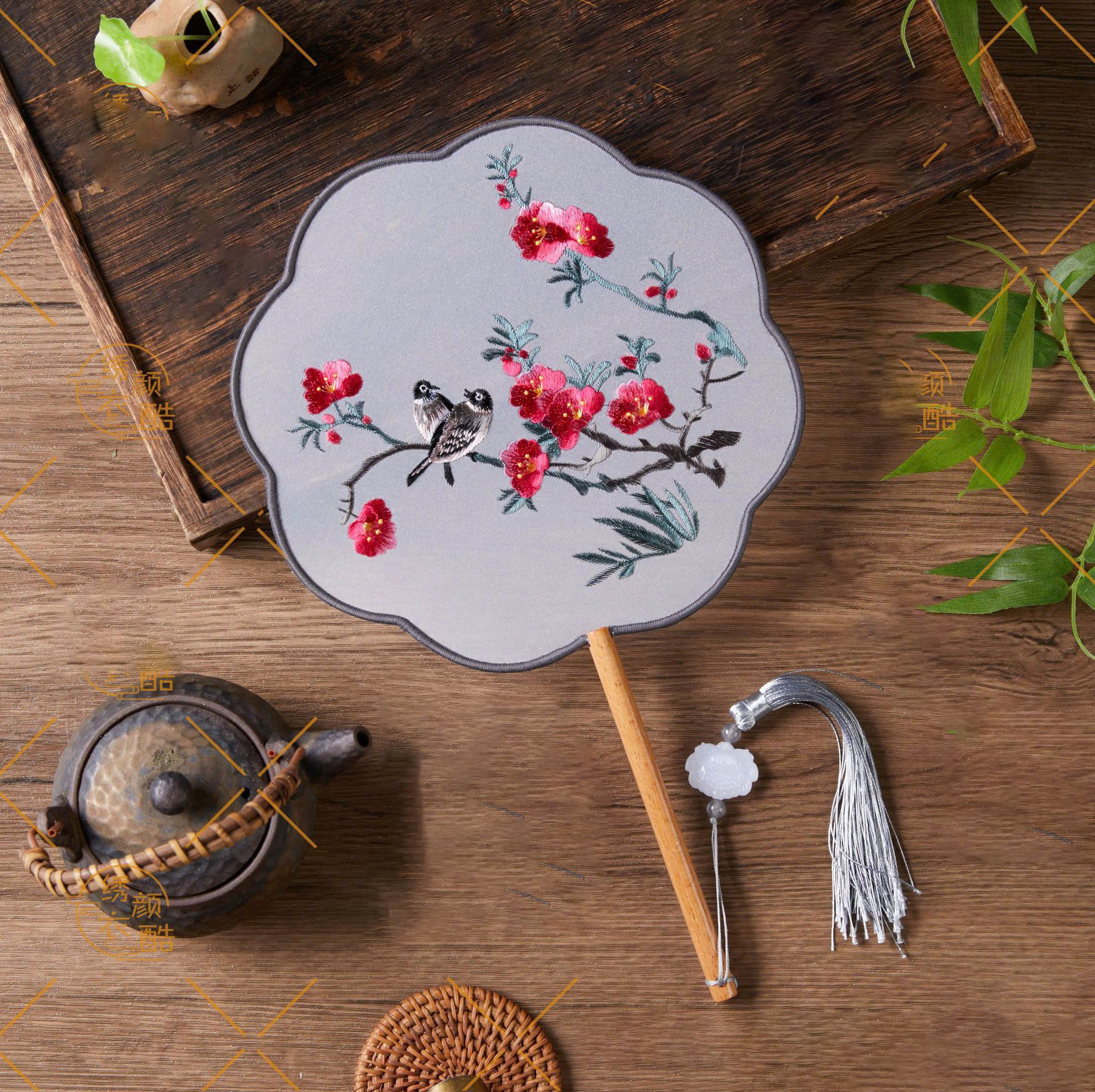 Quạt cổ trang Thêu hoạ tiết đẹp 2 mặt Quạt Chụp Ảnh dạng cánh hoa đạo cụ múa hát decor trang trí siêu xinh phong cách cổ điển Trung Hoa.