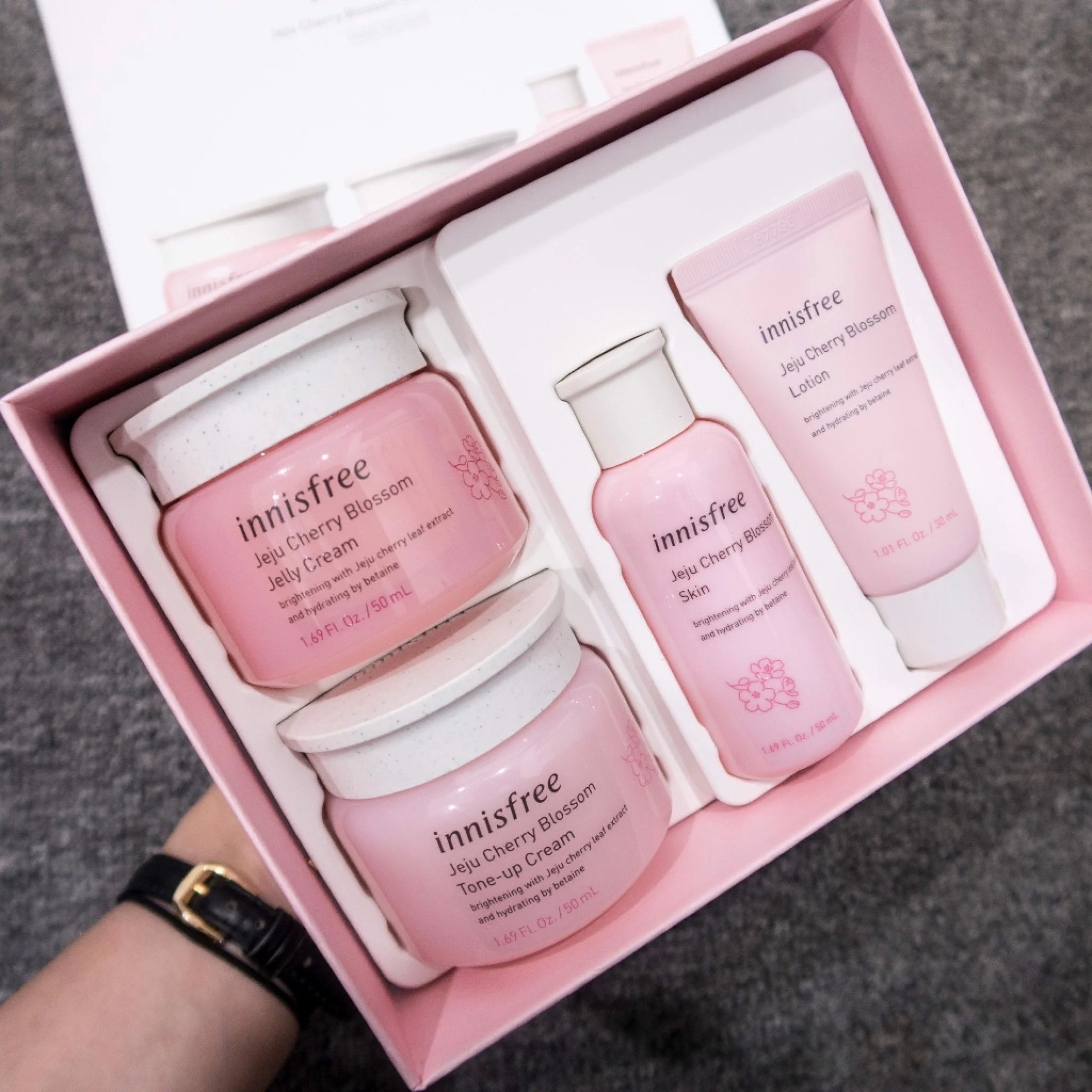 Bộ Dưỡng Ẩm Và Làm Sáng Da Innisfree Jeju Cherry Blossom