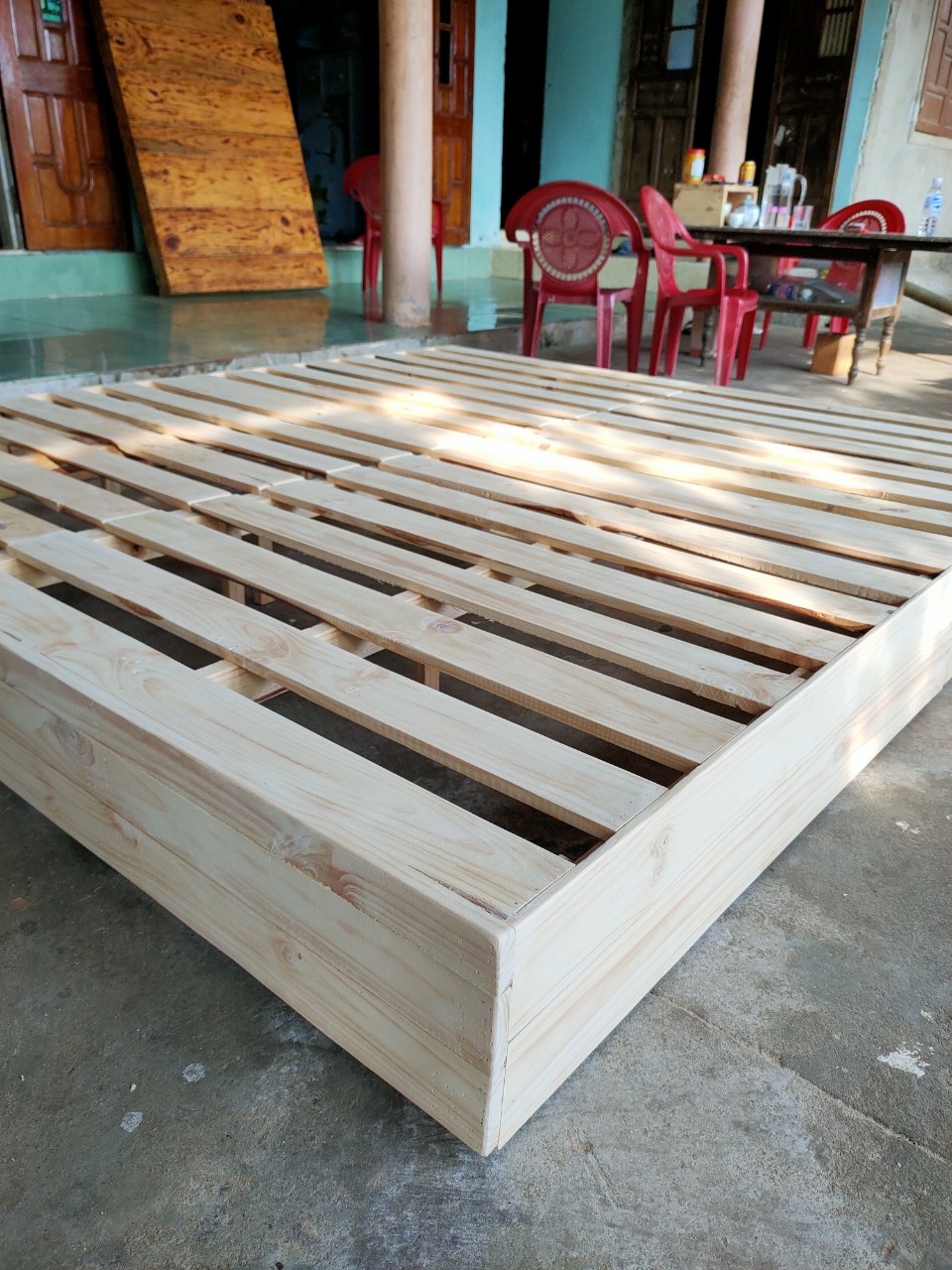 giường pallet gỗ tự nhiên cao 20cm