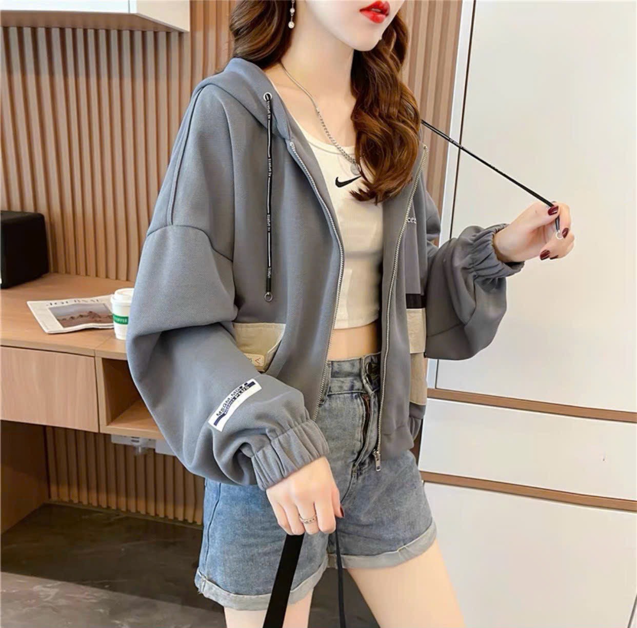 [HOT TREND] Áo Khoác Nữ Phối Kiểu Lửng Lửng Croptop Có Nón Chất Liệu Vải Bao Tốt LoGo Thêu Túi Hộp S