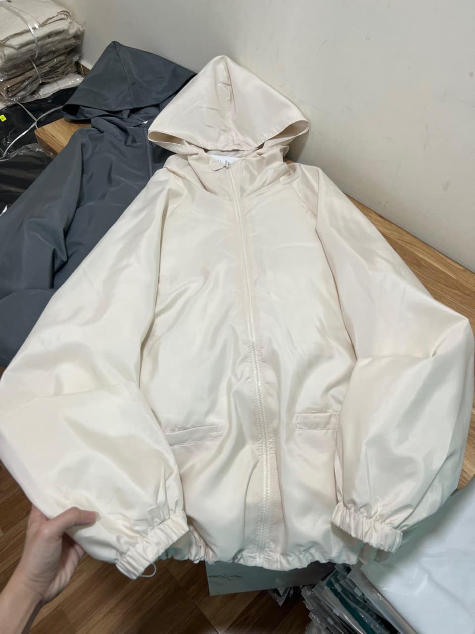 Áo Khoác Dù Nữ Cổ Trụ Có Mũ Có Khóa Kéo Sành Điệu Cá Tính - CLITUS FASHION
