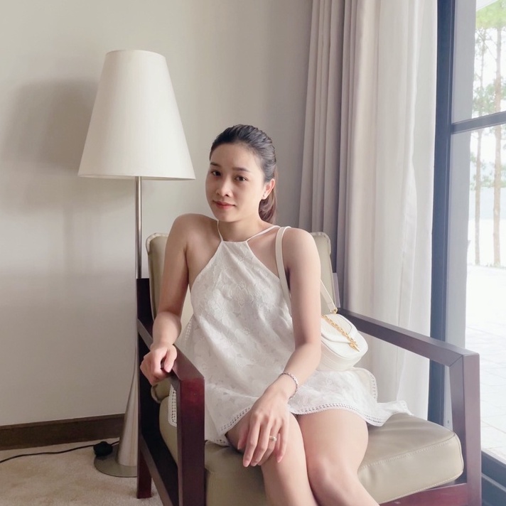 Áo cổ yếm mùa hè tiểu thư ELINERLY với áo cổ yếm ren hoa kết hợp với quần short tafta mềm mại đứng f