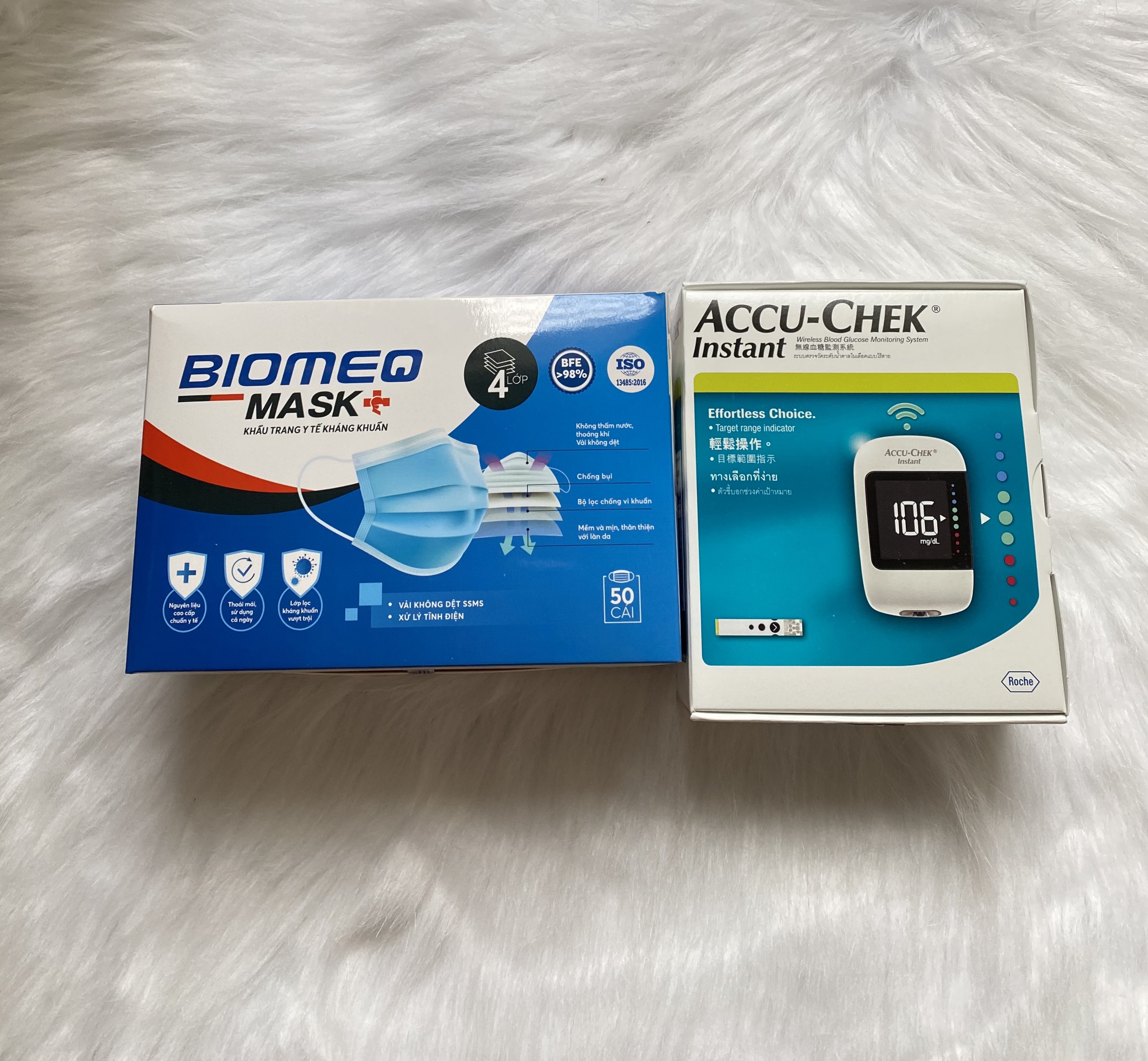 máy đo đường huyết Accu-chek Instant mmol/L + tặng kèm 1 hộp khẩu trang y tế cao cấp BIOMEQ