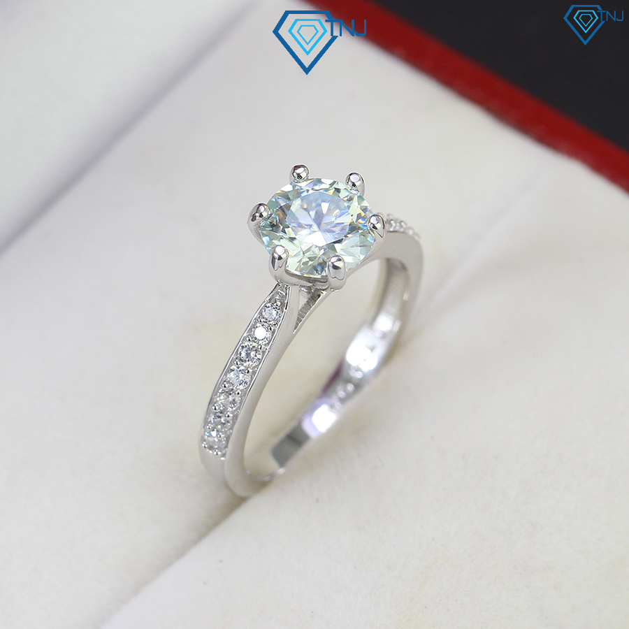 Nhẫn kim cương Moissanite kiểm định GRA 7ly  nhẫn cầu hôn lấp lánh xi vàng trắng cao cấp NNM0010 - T