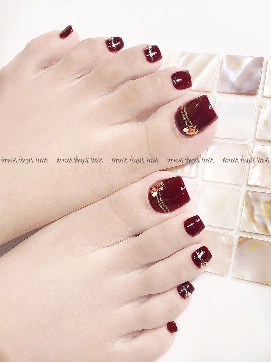 99 mẫu nail sơn móng chân màu đỏ rượu cực quyến rũ