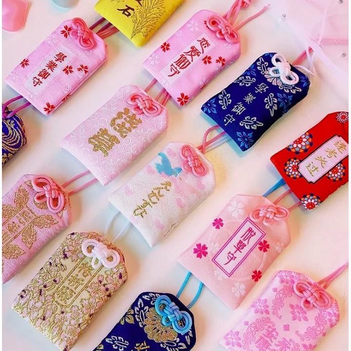 4 mẫu- Túi Phước May Mắn Omamori Túi gấm Omamori mèo may mắn nhiều mẫu nhiều màutúi gấm may mắn thích hợp làm quà tặng cho bạn bè và người thânRing ngay túi gấm may mắn về bổ sung cho bộ sưu tập cosplay của bạn nhétúi gấm may mắn đang hot trên thị trường và được các bạn trẻ vô cùng yêu thích.túi gấm may mắn cập nhật theo mốt mới nhất và update thường xuyênQuà tặng đặc biệt dành cho các fan