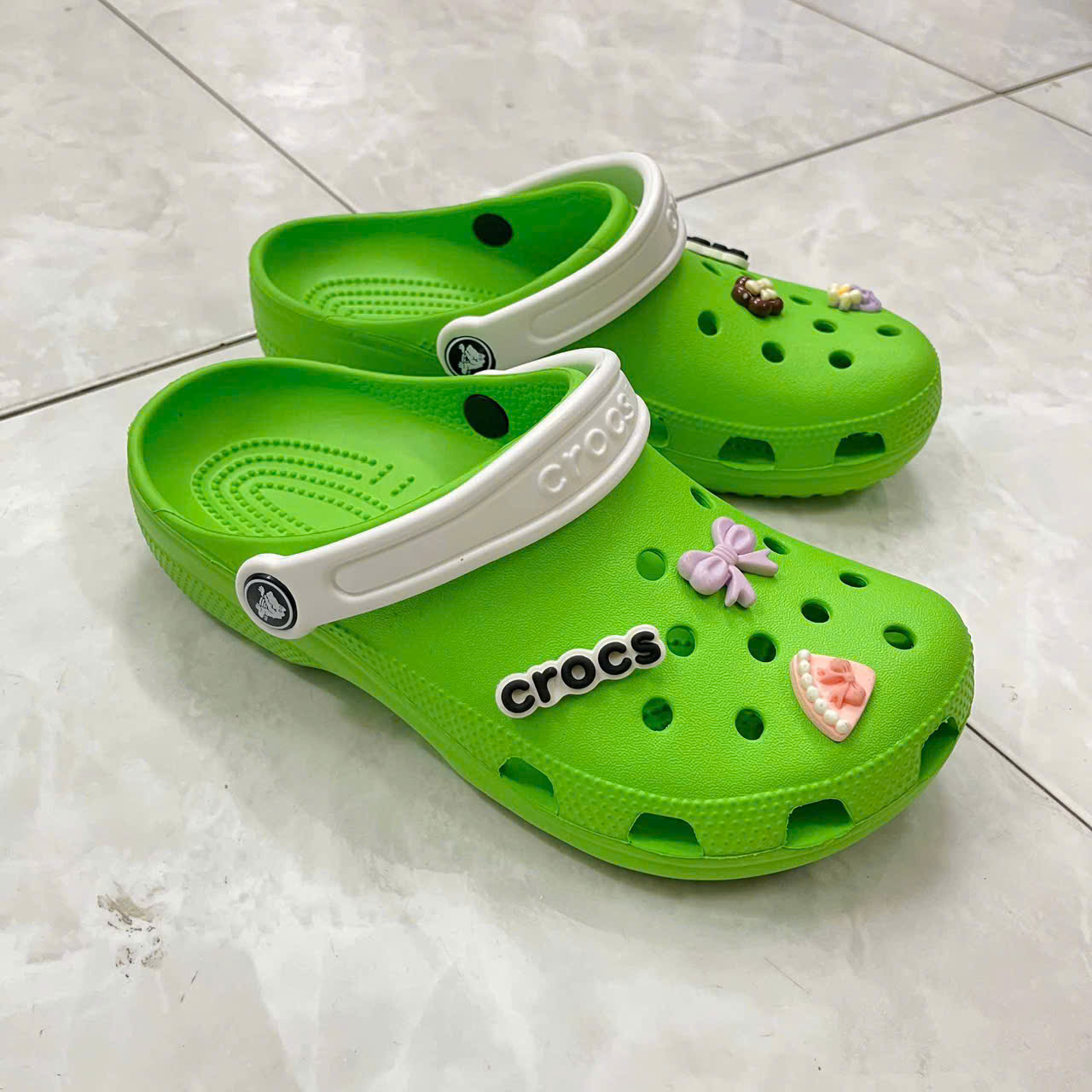 [Chính hãng-lỗi 1 cắt-còn size 33.5/37.5] Dép sục crocs cho nữ màu xanh chuối SXC có tặng sticker